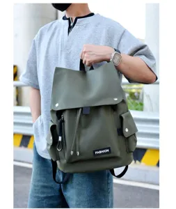 Detailaufnahme eines lässigen grünen Rucksacks mit großem Fassungsvermögen und Taschen.