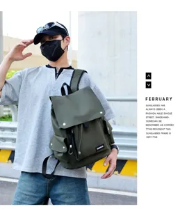 Detailansicht des lässigen militärgrünen Rucksacks mit Seitentaschen und praktischen Gurten.