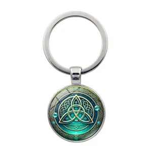 Portachiavi totem con nodo celtico irlandese Triquetra e cabochon in vetro verde argento
