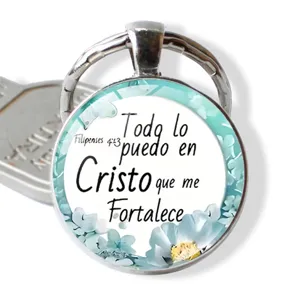 Détail macro du porte-clés argenté avec verset biblique espagnol Philippiens 4:13