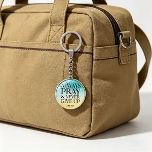 Detail van metalen sleutelhanger met inspirerende tekst Always Pray & Never Give Up