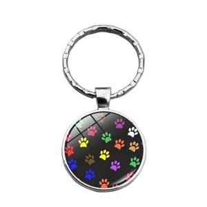 Vue macro d'un porte-clés dôme en verre à empreintes de pattes colorées pour animaux