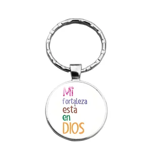 Gros plan d'un porte-clés en métal avec verset biblique espagnol Mi fortaleza