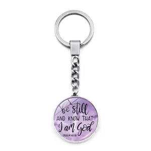 Inspirerende 'Be Still' Psalm 46:10 sleutelhanger in paars aquarel ontwerp
