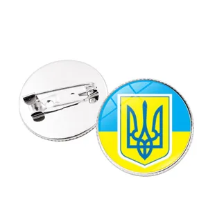 Vintage Metall-Anstecknadel mit der Nationalflagge der Ukraine und dem Tryzub-Wappen
