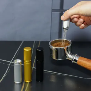 Nahaufnahme von Kaffee-Verteilernadeln aus Edelstahl beim effektiven Auflösen von Klumpen