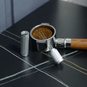 Detail eines silbernen WDT-Tools aus Aluminium mit Nadeln und Siebtraeger auf Marmor.