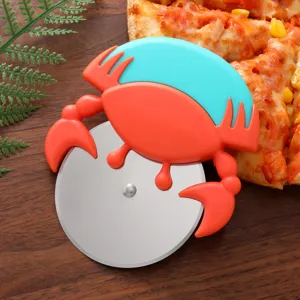 Nahaufnahme des kreativen krabbenförmigen Pizzaschneiders mit rostfreier Edelstahlklinge.