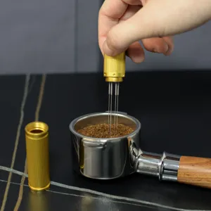 Detailaufnahme eines Espresso WDT Tools beim Verteilen von Kaffeepulver im Siebträger.