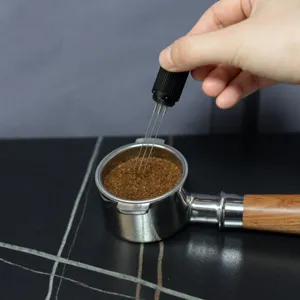 Detailansicht der Kaffeeverteilernadel beim Nivellieren des Kaffeemehls
