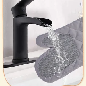 Thickened cotton oven mitts with silicone honeycomb grips for heat insulation and baking.