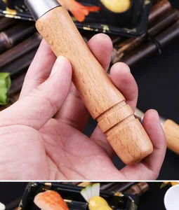 Gedetailleerd zicht op de ergonomische massief houten handgreep van een visschubbenkrabber