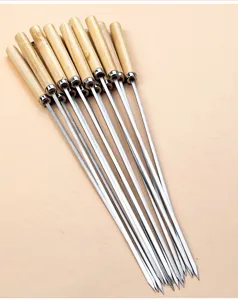 Set aus zehn Grillspießen aus Edelstahl mit Holzgriffen und flachen Klingen