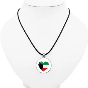 Nahaufnahme eines herzförmigen Kuwait-Flaggen-Zeitstein-Anhängers an Halskette.