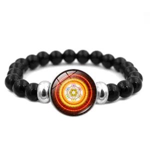 Vue détaillée d'un bracelet en perles noires avec un mandala Cube de Métatron