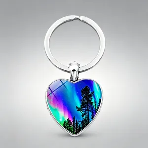 Nordic Aurora Borealis Herzform Schlüsselanhänger Zinklegierung Glas Waldsilhouette Anhänger Tasche Charm Schlüsselring Zubehör