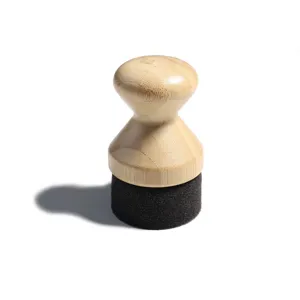 Detailansicht Holz-Ölpinsel, ergonomischer Griff mit schwarzem Schwamm zum Auftragen von Wachs.
