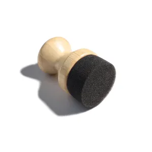 Nahaufnahme Detail des Holzgriffs und schwarzen Schwammkopfes, professionelles Küchenwerkzeug.