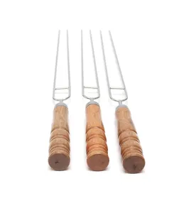 Detail von Doppeladel-Grillspießen aus Edelstahl mit ergonomischen Holzgriffen