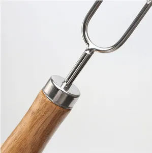 Detailgetreue Makroaufnahme der Edelstahl-Grillgabel mit glattem Holzgriff für BBQ