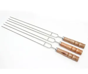 Detailansicht von drei U-förmigen Grillspießen aus Edelstahl mit ergonomischen Holzgriffen