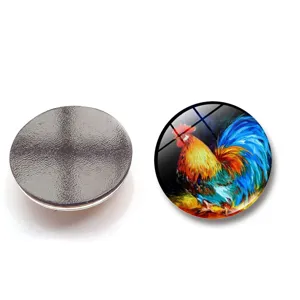 Detailansicht von Vorder- und Rückseite des bunten Hahn-Ölgemälde-Glas-Kühlschrankmagnets