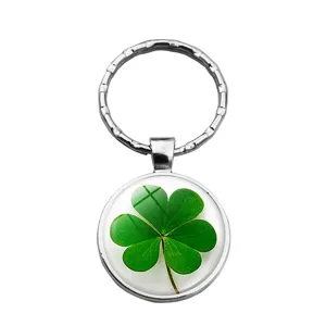 Détail d'un porte-clés trèfle à quatre feuilles en verre gemme vert et argenté