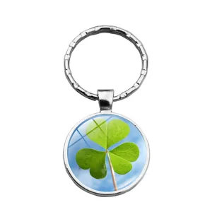 Vue détaillée du motif de trèfle à trois feuilles sous un porte-clés en dôme de verre