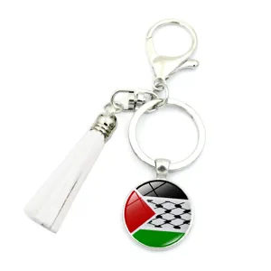Vue détaillée d'un porte-clés drapeau palestinien avec pompon blanc et fermoir mousqueton