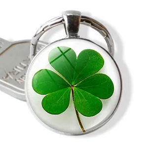 Porte-clés trèfle à quatre feuilles vert porte-bonheur avec cabochon en verre rond