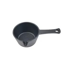 Vista detallada de un cazo para salsa de hierro fundido negro mate con pico vertedor