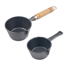 Vista detallada de cazos para salsas de hierro fundido de 400ml con mangos de madera y metal