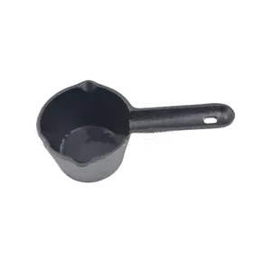 Vista superior de un cazo para salsas de hierro fundido negro con mango