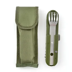 Dettaglio set posate da campeggio pieghevoli verde militare con forchetta inox e custodia.