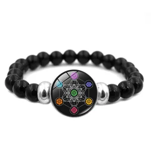Détail du bracelet chakra Cube de Métatron avec perles noires et entretoises argent