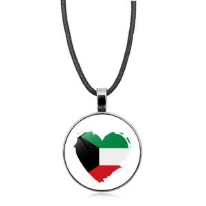 Detaillierte Makroansicht einer herzförmigen Kuwait-Flaggen-Halskette mit Kordel