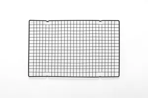 Zwarte rechthoekige draad koelrek detail, anti-aanbak bakrooster voor taart brood barbecue.