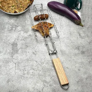 Cestello per barbecue in acciaio inox con manico in legno per salsicce, carne e cottura all'aperto.
