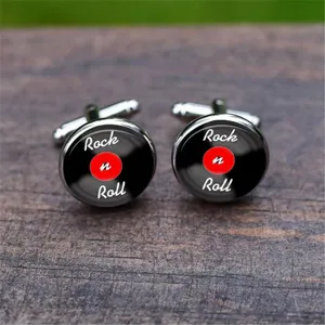 Detailopname van Rock n Roll vinylplaat manchetknopen voor herenoverhemden in zilver.