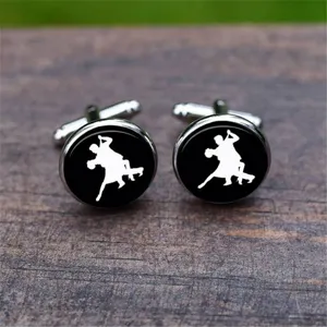 Elegante zilveren manchetknopen met silhouet van dansend paar op zwarte glazen cabochon
