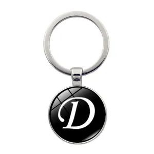 Detailansicht eines silbernen Schlüsselanhängers mit schwarzem Glas-Cabochon Buchstabe D