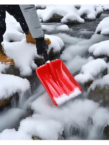 Pelle à neige en plastique rouge durable pour le déneigement en extérieur en hiver