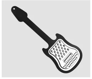 Detailansicht einer kreativen gitarrenförmigen Edelstahl-Gemüsereibe mit schwarzem Griff