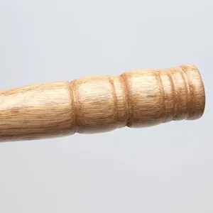 Detaillierte Nahaufnahme des ergonomischen Holzgriffs für Grillspieße aus Edelstahl