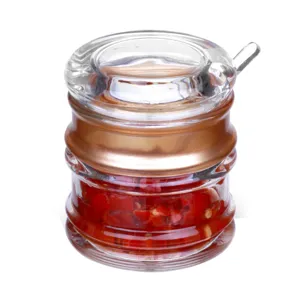 Transparenter Glas-Gewürzbehälter mit Deckel und Löffel, ideal für Chili und Küchengewürze.