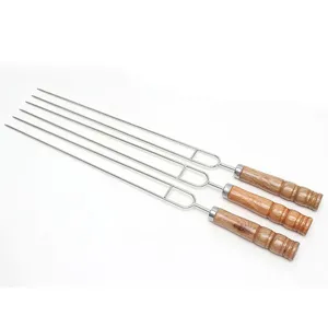 Set aus drei U-förmigen Grillspießen aus Edelstahl mit ergonomischen Holzgriffen