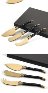 Set aus drei titanbeschichteten goldenen Käsemessern mit eleganten schwarzen Griffen