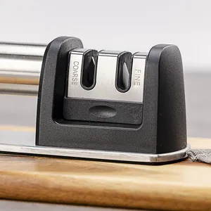 Primo piano del dettaglio dell'affilatore manuale, fessura di macinazione in acciaio inox.