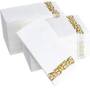Premium-Stapel weißer Airlaid-Servietten mit elegantem Goldfolien-Damastmuster für Partys