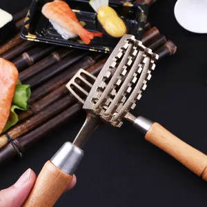 Japanse messing vissenschubben schraper met massief houten handvat voor vis.